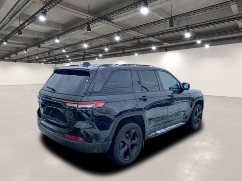 Used 2024 Jeep Grand Cherokee Limited w/ Luxury Tech Group II image 4