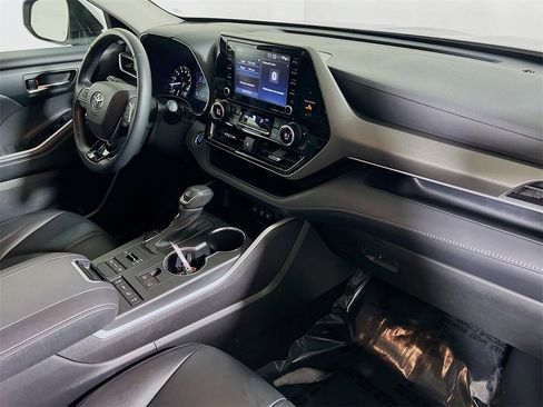 Certified 2021 Toyota Highlander XLE image 28