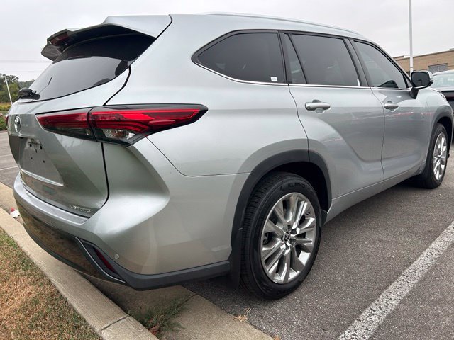 Used 2021 Toyota Highlander Limited FWD image 3