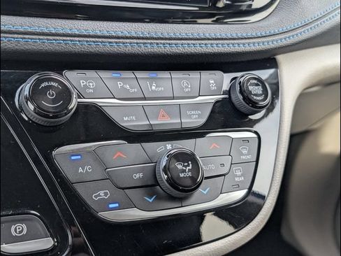 Used 2021 Chrysler Pacifica Touring-L w/ Premium & Safety Sphere Group FWD image 15