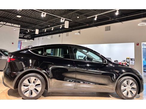 Used 2023 Tesla Model Y Long Range image 9