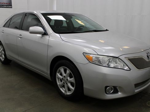 Used 2011 Toyota Camry LE image 3