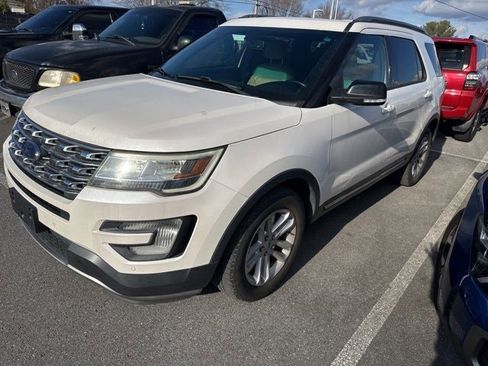 Used 2016 Ford Explorer XLT w/ Equipment Group 202A image 4