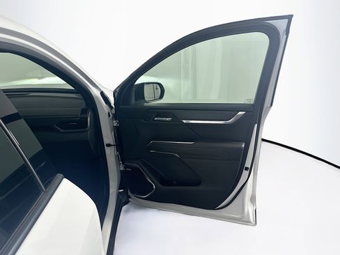 Used 2025 GMC Acadia Elevation image 35