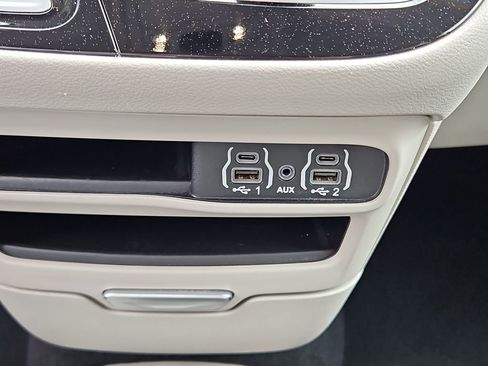 Used 2023 Chrysler Pacifica Touring-L FWD image 19