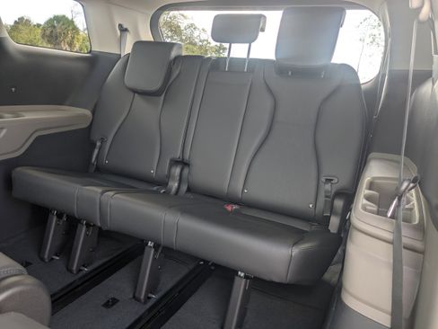 New 2026 Kia Carnival LXS image 14