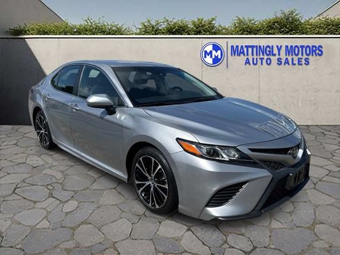 Used 2019 Toyota Camry SE FWD image 1