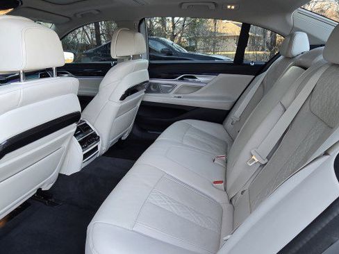 Used 2021 BMW 750i xDrive w/ Executive Package image 21