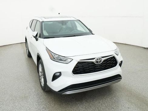 New 2026 Toyota Highlander Platinum image 14