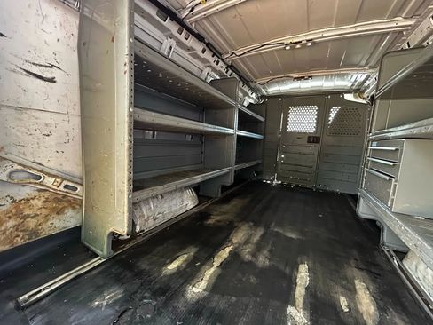 Used 2015 Chevrolet Express 2500 image 24