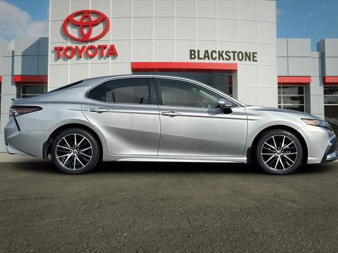 Certified 2021 Toyota Camry SE image 2