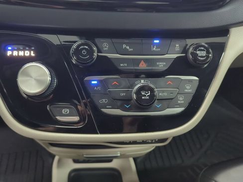 Used 2023 Chrysler Pacifica Touring-L FWD image 16