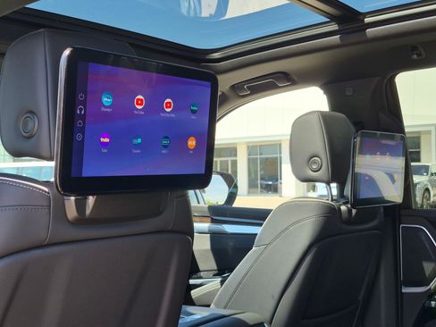 Used 2025 Cadillac Escalade Premium Luxury AWD/4WD image 25