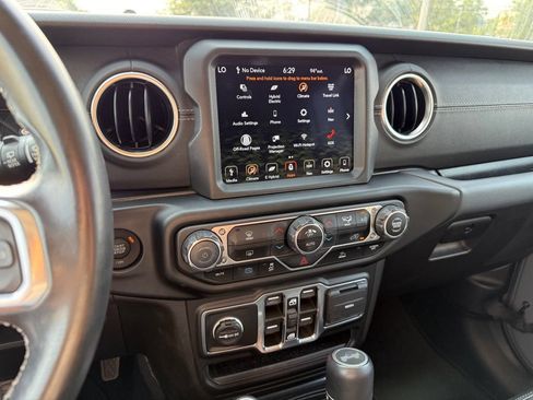 Used 2022 Jeep Wrangler Unlimited Sahara AWD/4WD image 19