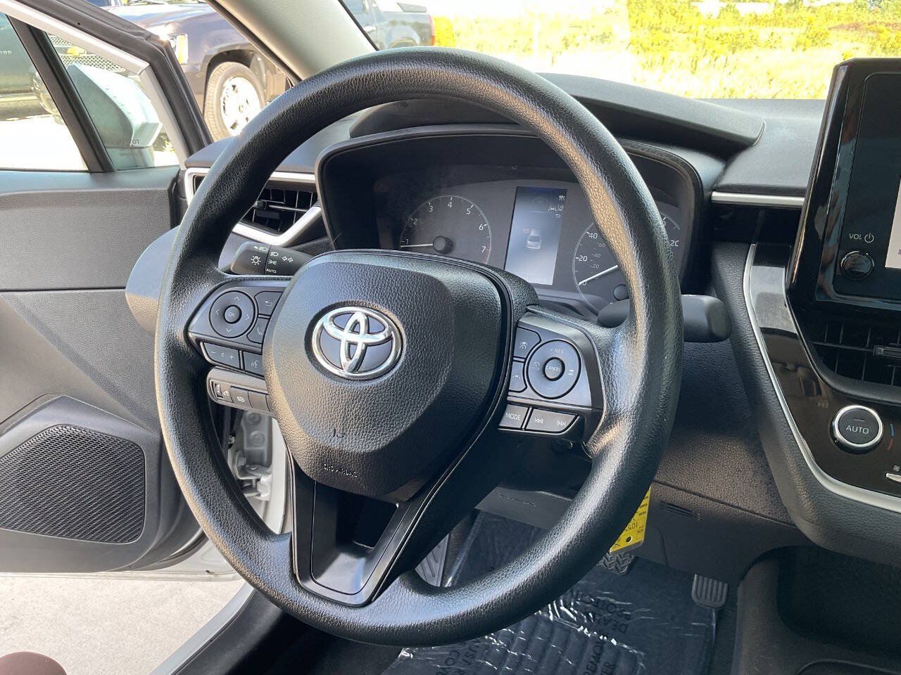 Used 2025 Toyota Corolla LE FWD image 18