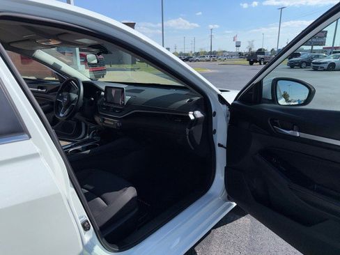 Used 2023 Nissan Altima 2.5 SV FWD image 14