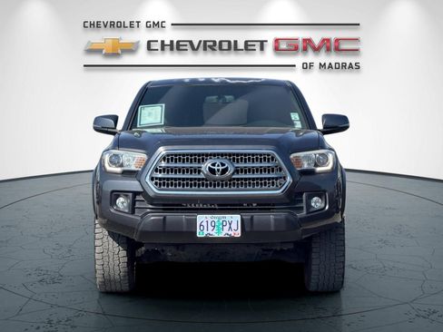 Used 2017 Toyota Tacoma TRD Off-Road w/ Premium & Technology Package AWD/4WD image 8