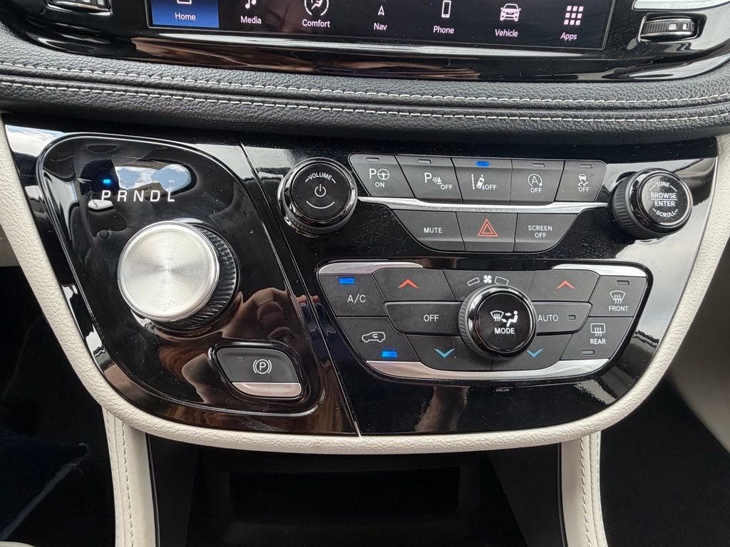 Used 2024 Chrysler Pacifica Limited FWD image 38
