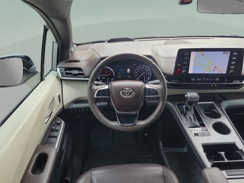 Used 2023 Toyota Sienna Platinum FWD image 23