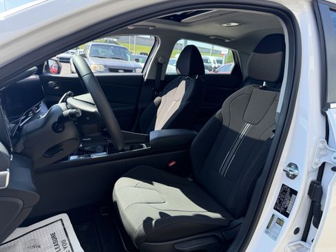 Certified 2025 Hyundai Elantra SEL FWD image 25