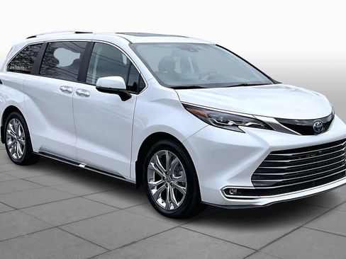 Used 2024 Toyota Sienna Platinum image 2