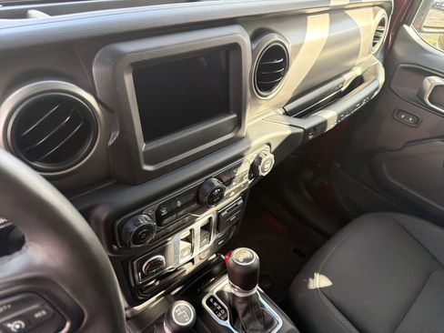 Used 2021 Jeep Wrangler Sport S image 17