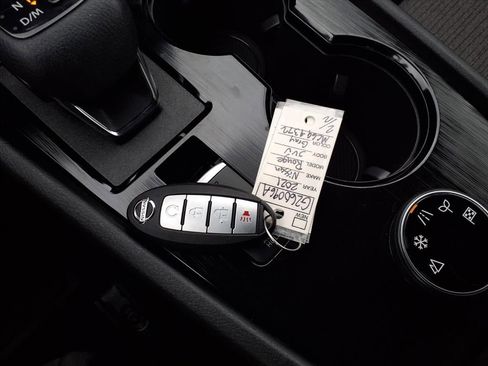 Used 2021 Nissan Rogue SV image 12