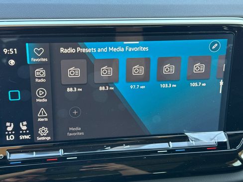 Used 2025 Volkswagen Atlas Cross Sport SE FWD image 21