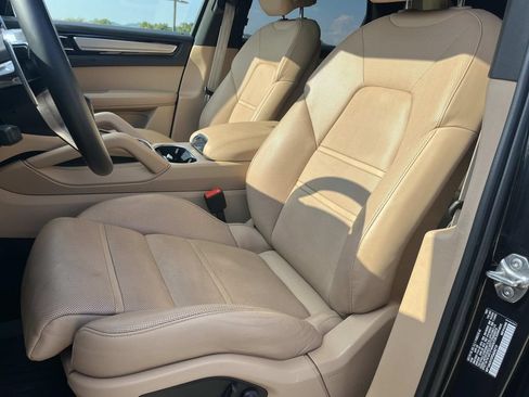 Used 2023 Porsche Cayenne AWD/4WD image 35