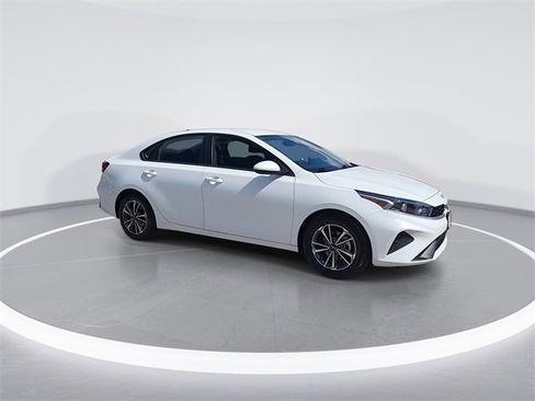 Used 2023 Kia Forte LXS image 2