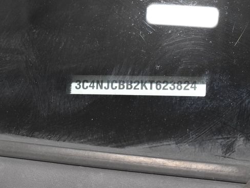 Used 2019 Jeep Compass Latitude FWD image 33