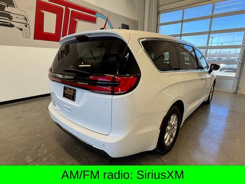 Used 2024 Chrysler Pacifica Touring-L image 3