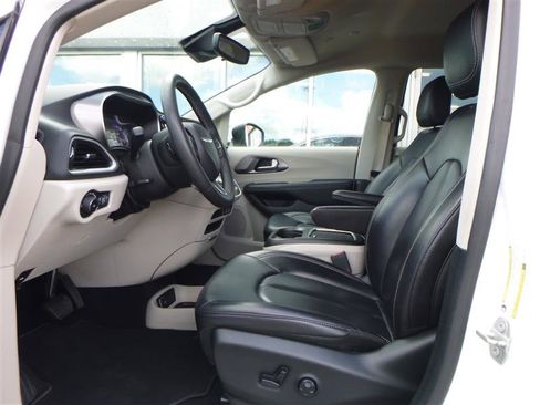 Used 2023 Chrysler Pacifica Touring-L FWD image 5