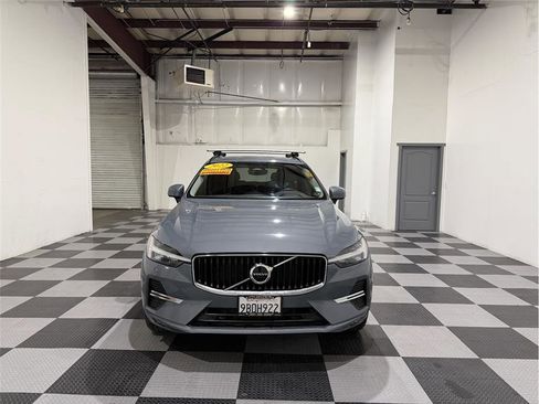 Used 2022 Volvo XC60 B5 Momentum image 3