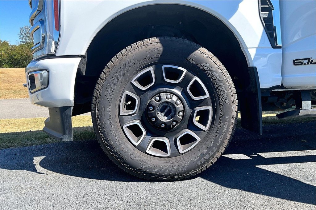 Used 2023 Ford F250 Platinum AWD/4WD image 2