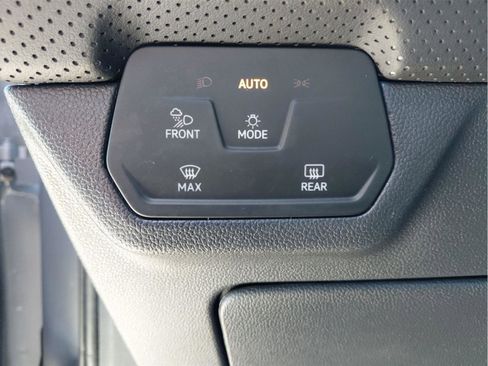 Used 2025 Volkswagen Atlas Cross Sport SE image 31