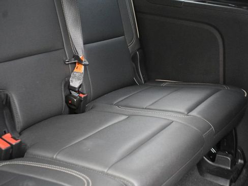 Used 2024 GMC Yukon XL SLT w/ SLT Premium Package image 34