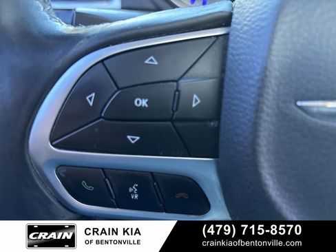 Used 2017 Chrysler 300 C RWD image 12