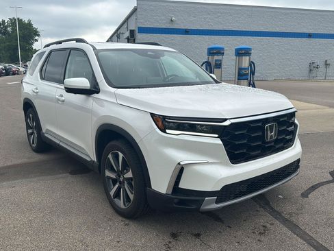 Used 2025 Honda Pilot Elite image 7
