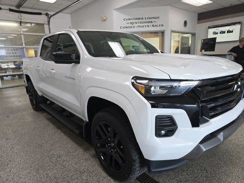 Used 2025 Chevrolet Colorado Z71 w/ Z71 Convenience Package 2 AWD/4WD image 3