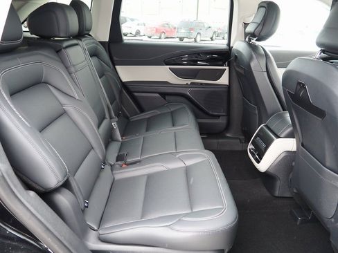 Used 2025 Lincoln Nautilus Premier image 8