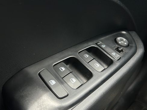 Used 2023 Hyundai Venue Limited FWD image 12