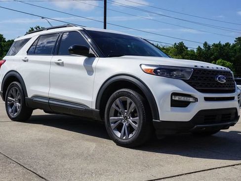 Used 2022 Ford Explorer XLT w/ Equipment Group 202A AWD/4WD image 2