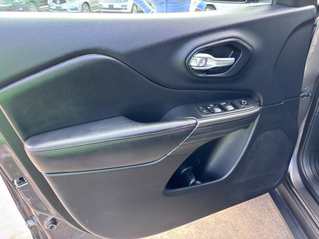 Used 2015 Jeep Cherokee Trailhawk w/ Cold Weather Group AWD/4WD image 10