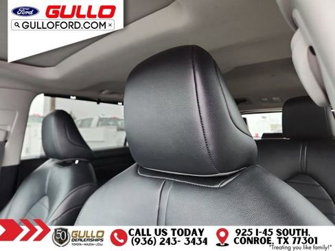Used 2024 Toyota Highlander XLE AWD/4WD image 17