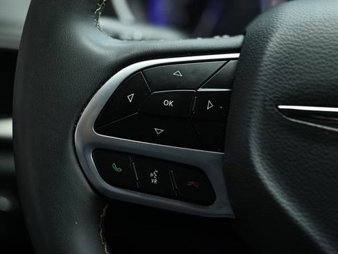 Used 2025 Chrysler Pacifica Select FWD image 33