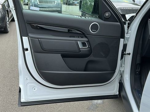 New 2025 Land Rover Discovery S image 9