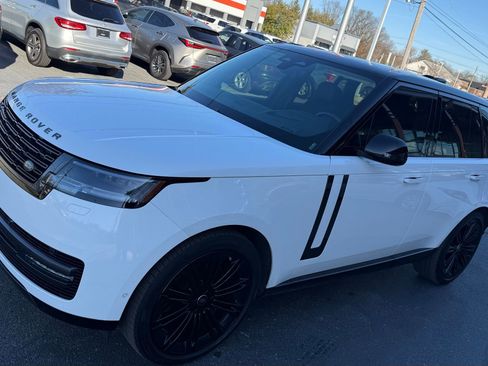 Used 2025 Land Rover Range Rover SE image 13