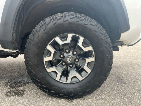 Used 2019 Toyota Tacoma TRD Off-Road AWD/4WD image 34