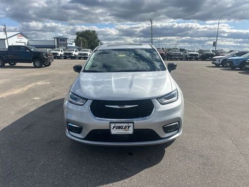 Used 2024 Chrysler Pacifica Limited image 6